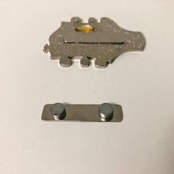 Hard Rock Cafe Magnetic Pin Name Tag Guitar Head - Picture 5 of 15